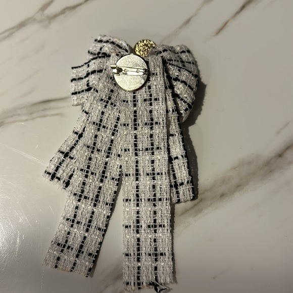 NWT Bow tie brooch. - Picture 3 of 3